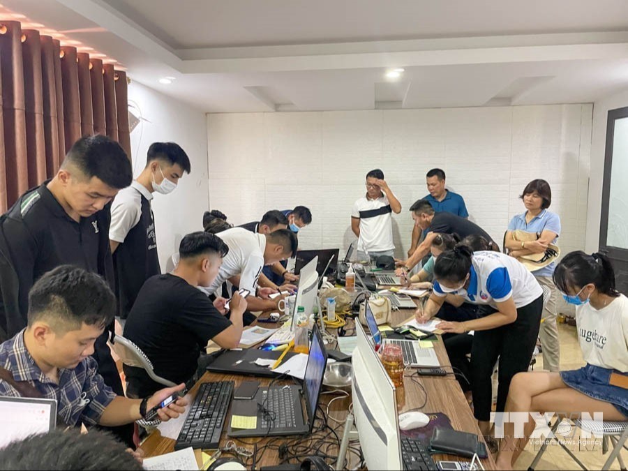 Công an tỉnh Lào Cai phối hợp với Cục An ninh mạng và Phòng, chống tội phạm sử dụng công nghệ cao, Cục Cảnh sát Hình sự - Bộ Công antriệt phá đường dây cho vay nặng lãi quy mô lớn qua ứng dụng điện thoại di động hoạt động xuyên biên giới vào Việt Nam. (Ảnh: TTXVN phát)